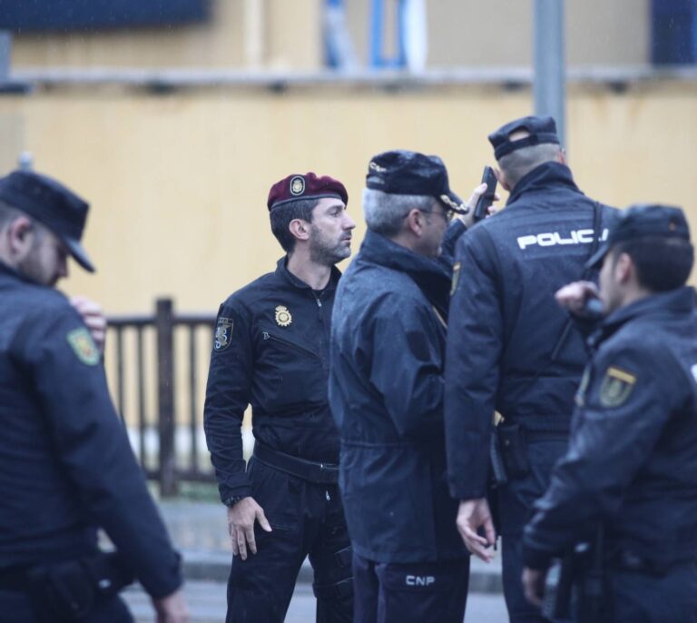 Policías nacionales patrullan con pantalones rotos al adelantar Montoro el cierre contable