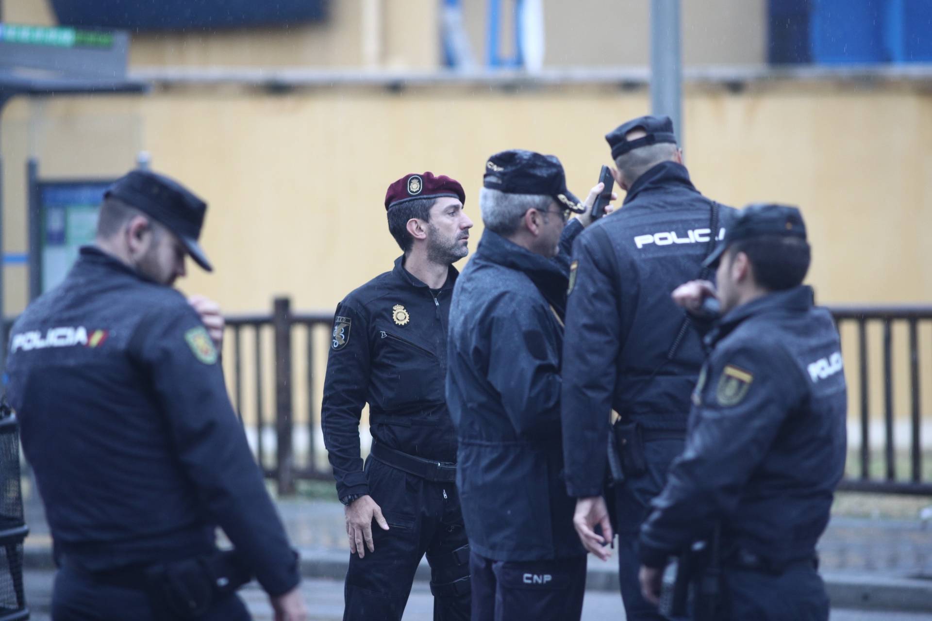 Policías nacionales patrullan con pantalones rotos al adelantar Montoro el cierre contable