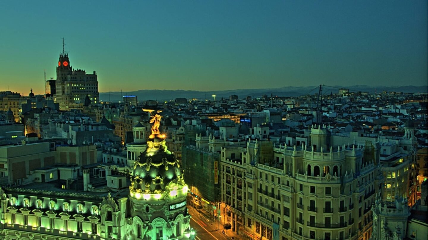 La Gran Vía al anochecer. Imagen de diciembre de 2014.