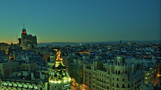 panoramica-gran-via-nocturna La Gran Vía al anochecer. Imagen de diciembre de 2014.