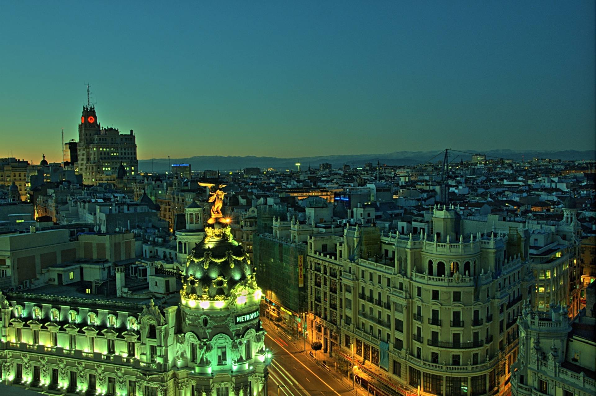 La Gran Vía al anochecer. Imagen de diciembre de 2014.