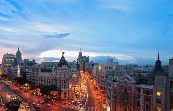 panoramica-gran-via-nocturna Panorámica de la Gran Vía al anochecer, en una foto reciente.