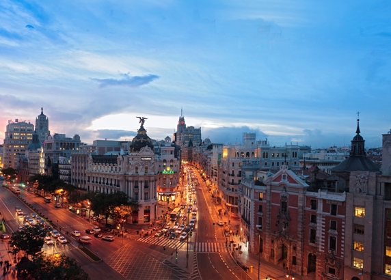 Panorámica de la Gran Vía al anochecer, en una foto reciente.