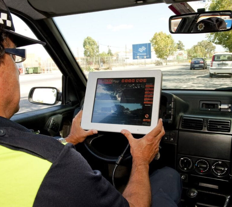 El choque entre Gobierno y ayuntamientos demora la jubilación anticipada de policías