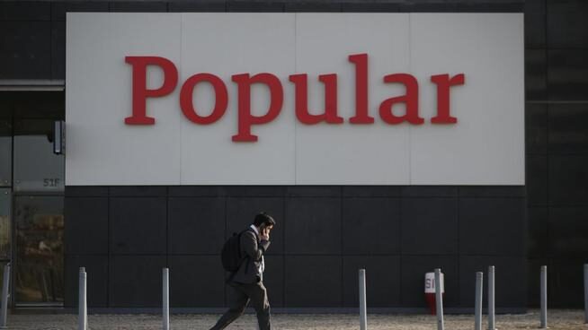 popular Un peatón pasa ante la fachada de una sede del Banco Popular.