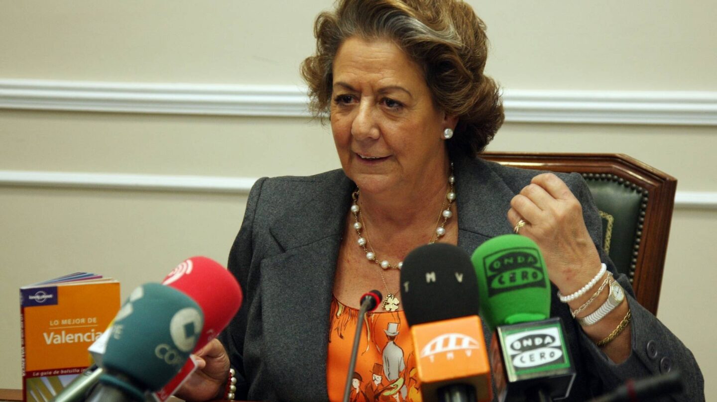 Rita Barberá, durante una comparecencia ante los medios cuando todavía ocupaba la alcaldía de Valencia.
