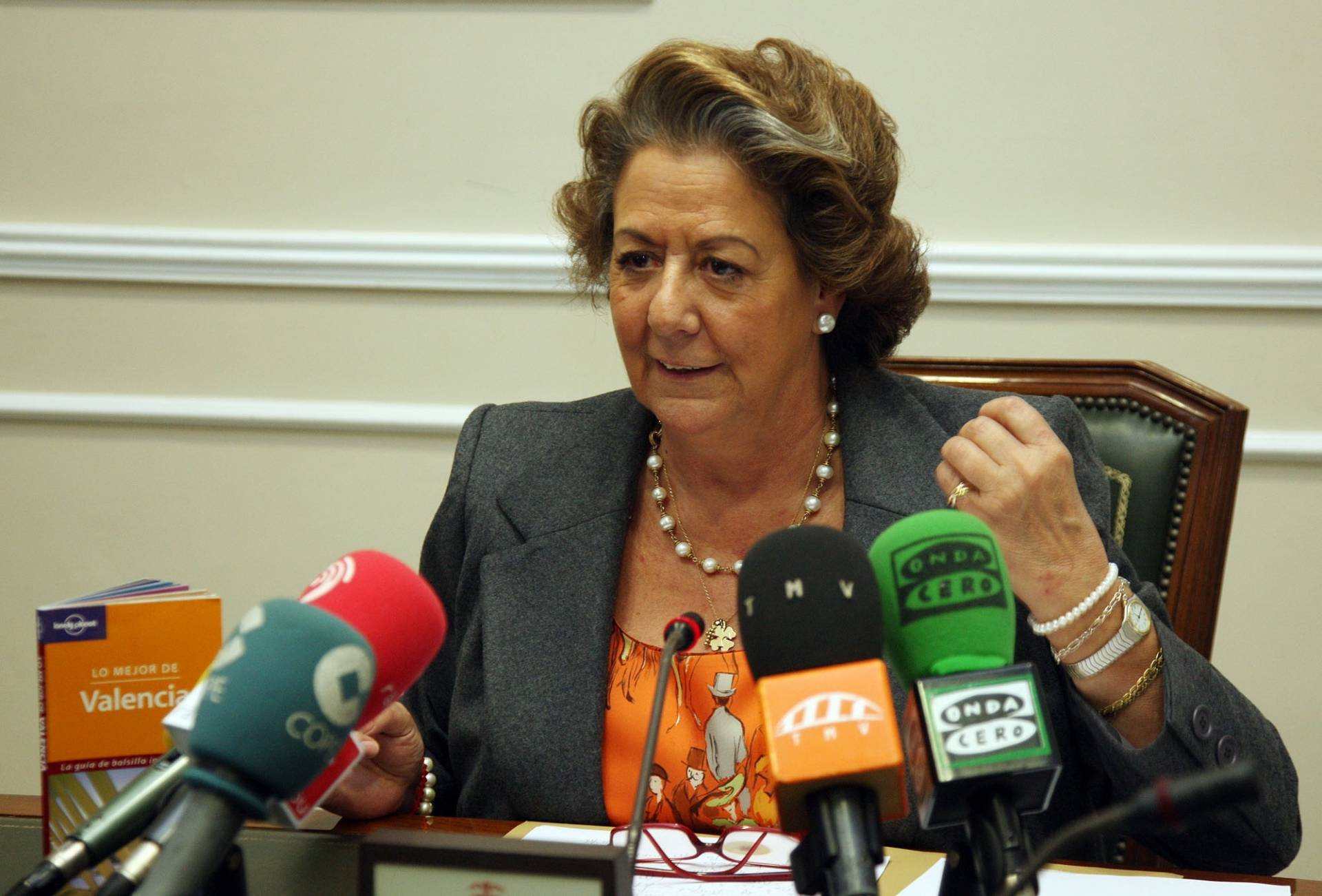 Rita Barberá, durante una comparecencia ante los medios cuando todavía ocupaba la alcaldía de Valencia.