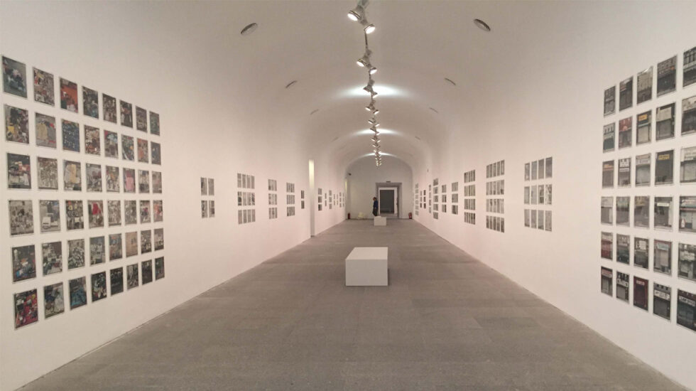 Las fotografías analógicas de Zoe Leonard instaladas en la exposición 'Ficciones y Territorios' del Museo Reina Sofía de Madrid.