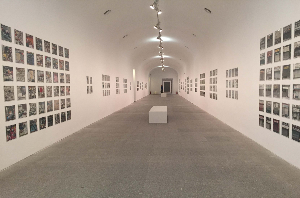 Las fotografías analógicas de Zoe Leonard instaladas en la exposición 'Ficciones y Territorios' del Museo Reina Sofía de Madrid.