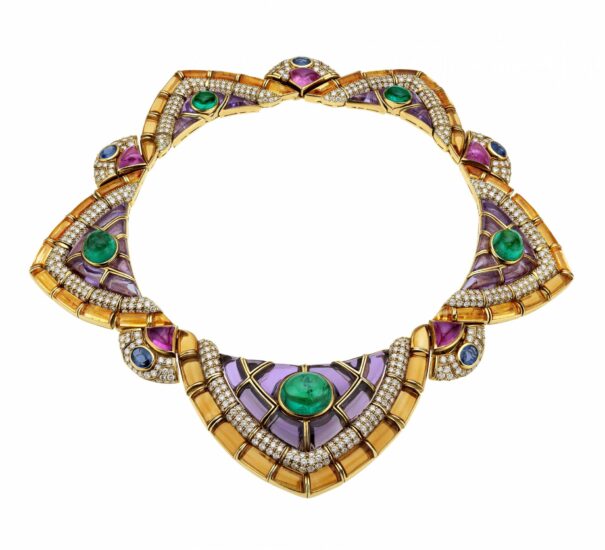 Collar (1991) de Bulgari en oro amarillo con esmeraldas, amatistas, citrinos y turmalinas rosas.