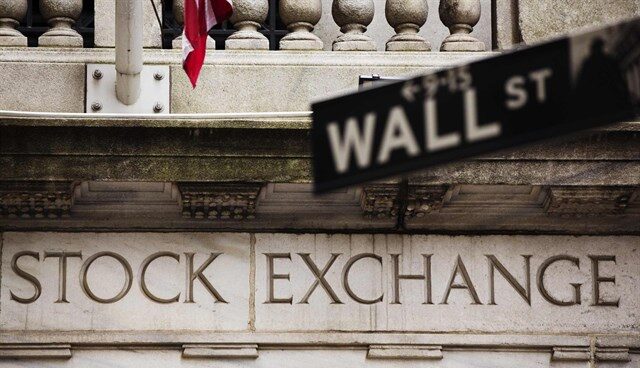 Imagen de la fachada del edificio de la bolsa de Nueva York, en Wall Street.