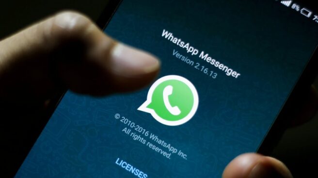 Whatsapp Un usuario actualizando la aplicación de Whatsapp en su teléfono.