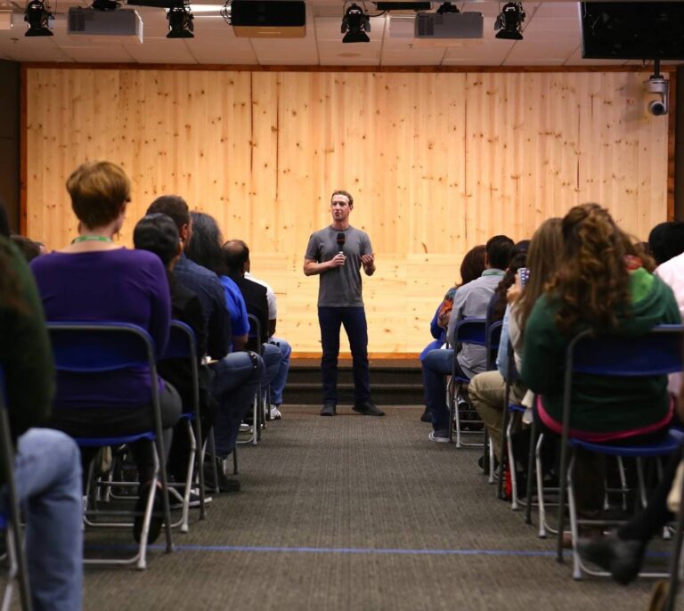 Facebook tenía un empleado para estudiar si Mark Zuckerberg cae bien a la gente