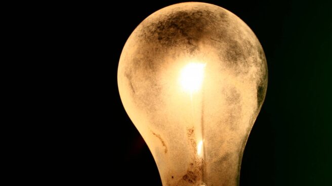 La escalada de la luz se frena: el precio de la electricidad cae un 13,6%