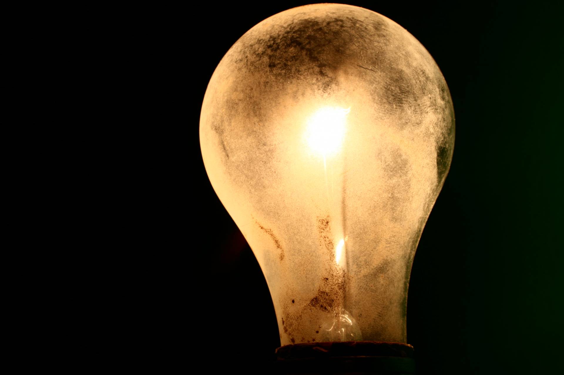 La escalada de la luz se frena: el precio de la electricidad cae un 13,6%
