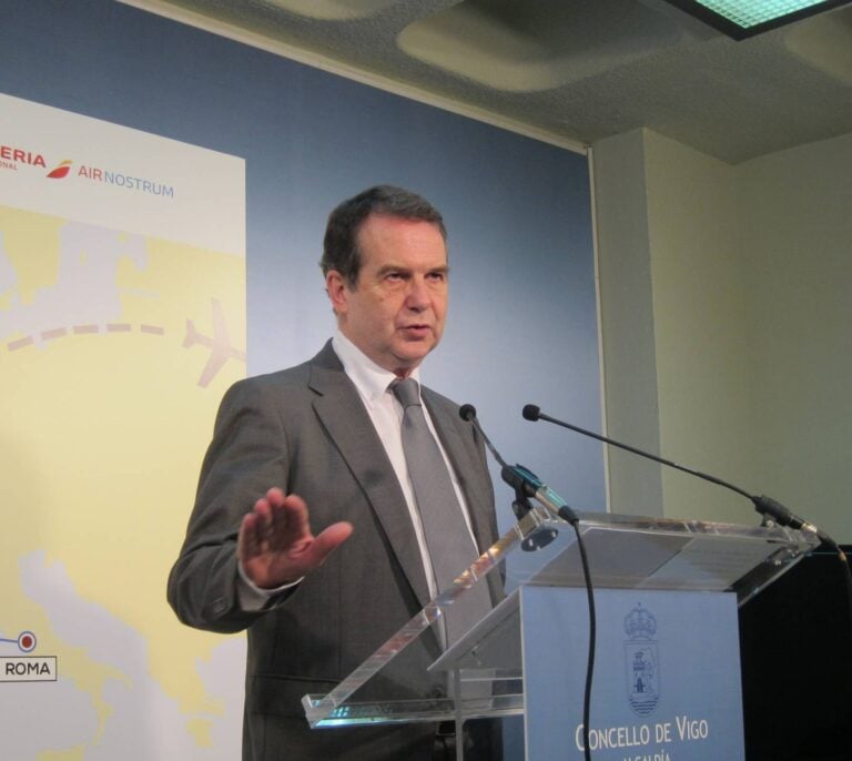 El Gobierno cuestiona a Abel Caballero tras el fiasco del superávit de los ayuntamientos