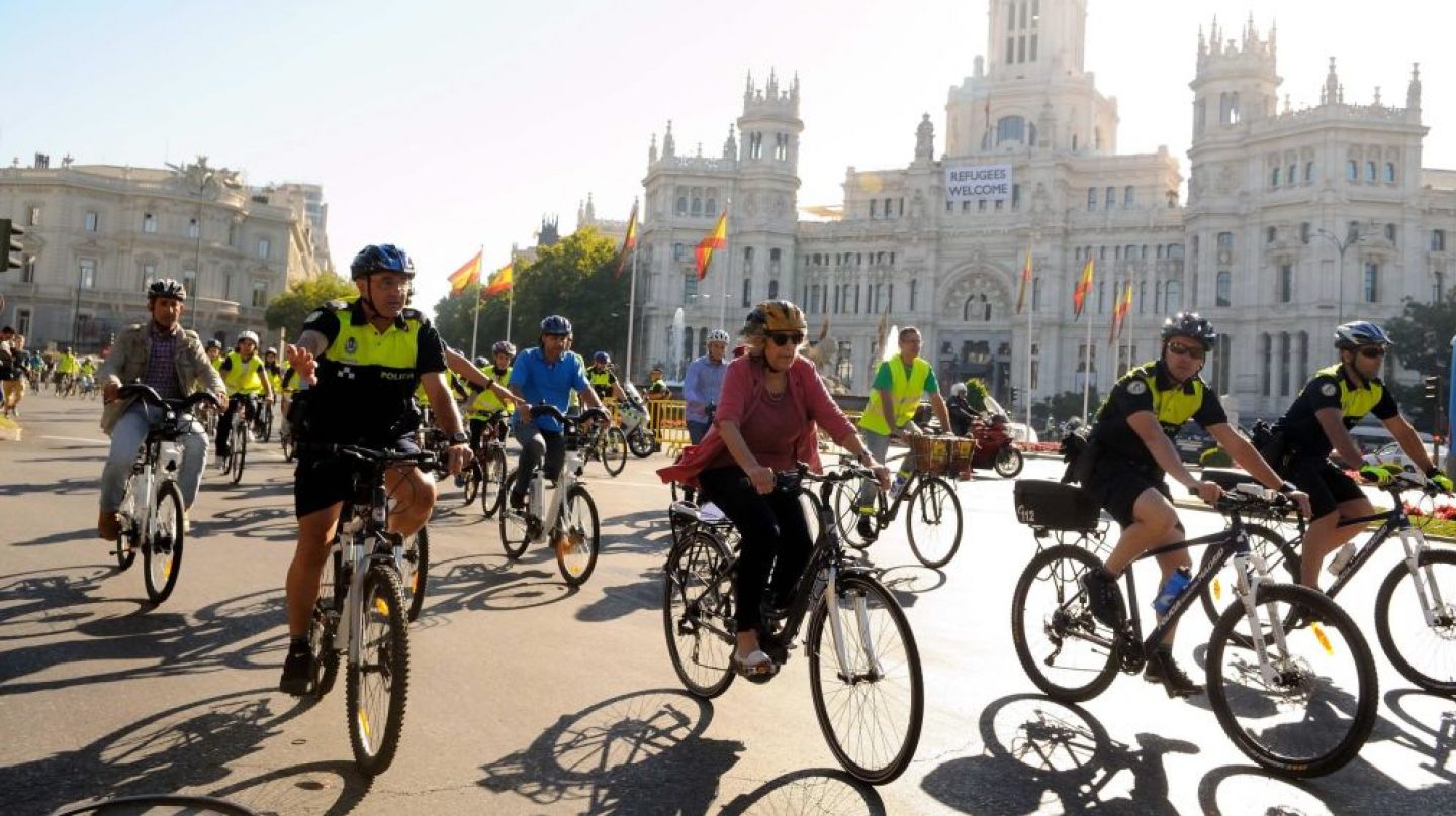 Carmena participa en un evento ciclista.