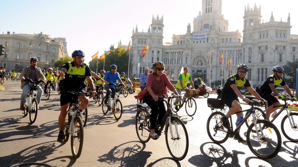 Carmena participa en un evento ciclista.