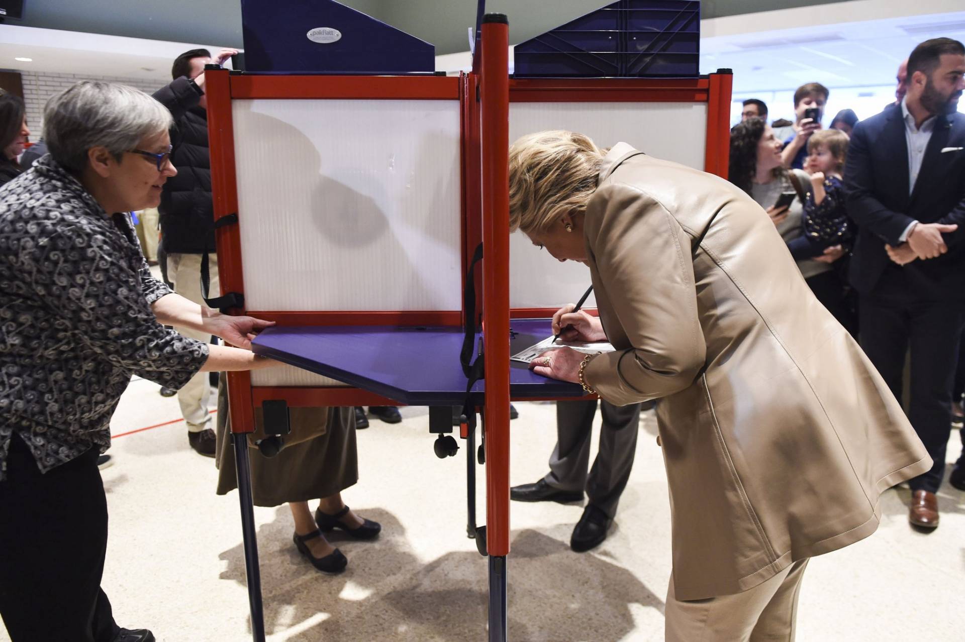 La candidata demócrata, Hillary Clinton, ejerciendo su derecho a voto.