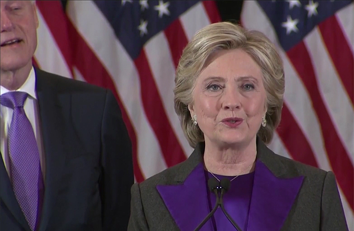 Hillary Clinton comparece un día después de perder las elecciones.