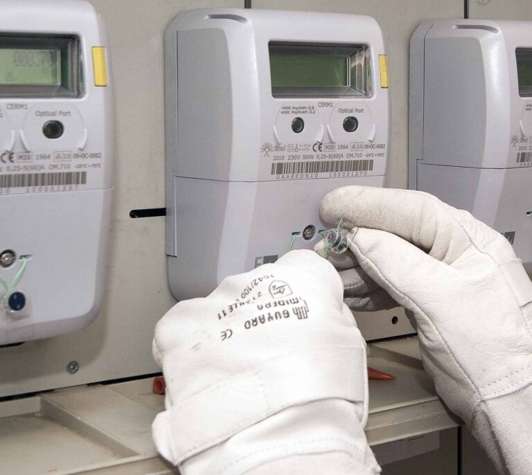 Las pequeñas eléctricas desafían a los gigantes y superan los 2 millones de clientes