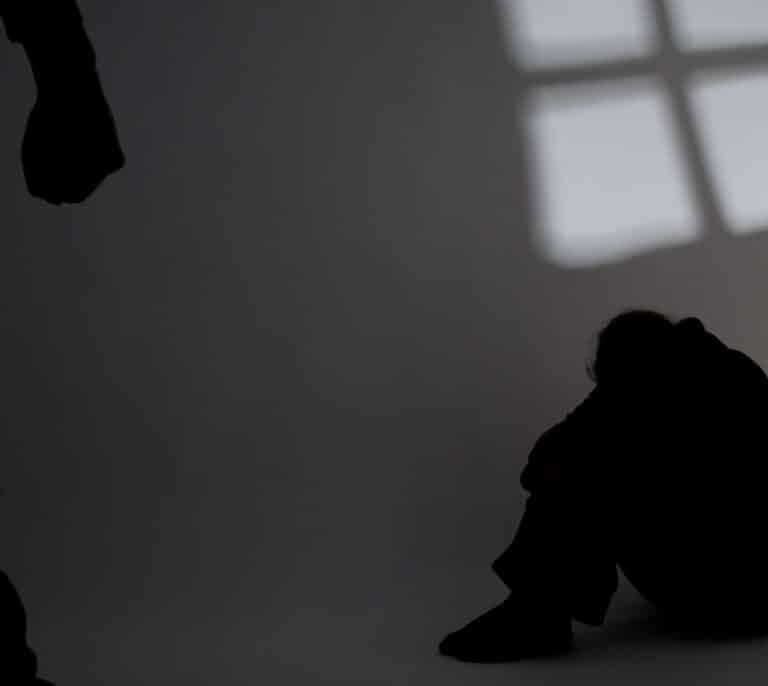 Piden 13 años para un hombre cuya pareja se tiró por la ventana huyendo de él