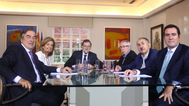 El presidente del Gobierno, Mariano Rajoy, y la ministra de Empleo, Fátima Báñez, se reunidos en La Moncloa con los líderes de CC.OO y UGT y CEOE-Cepyme.
