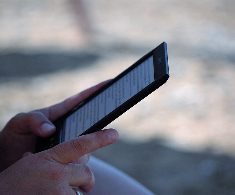 Hacienda estudia la rebaja "inmediata" del IVA de libros y prensa digitales