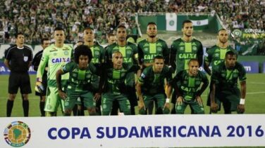 Un avión que llevaba a un equipo de fútbol brasileño se estrella en Colombia