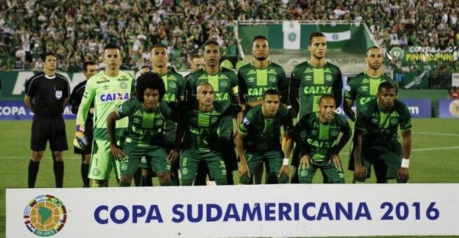 Un avión que llevaba a un equipo de fútbol brasileño se estrella en Colombia