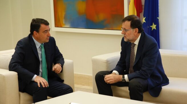 El portavoz del PNV en el Congreso, Aitor Esteban, junto a Mariano Rajoy., en el Palacio de La Moncloa. El portavoz del PNV en el Congreso, Aitor Esteban, junto a Mariano Rajoy el pasado mes de julio.