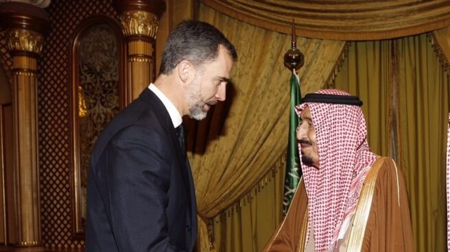 felipe-abdala Felipe VI en el único viaje que ha hecho hasta ahora a Arabia Saudí, en enero de 2015, con motivo de la muerte del rey Abdalá bin Abdulaziz.