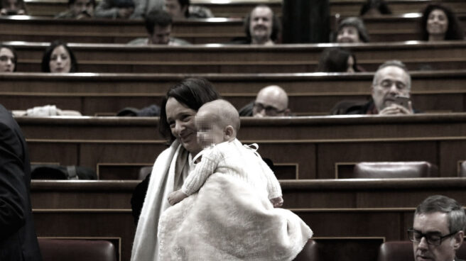 La diputada de Podemos, Carolina Bescansa, con su bebé en el Congreso.