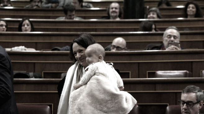 feminizacion La diputada de Podemos, Carolina Bescansa, con su bebé en el Congreso.