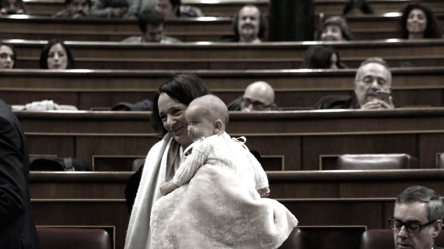 La diputada de Podemos, Carolina Bescansa, con su bebé en el Congreso.