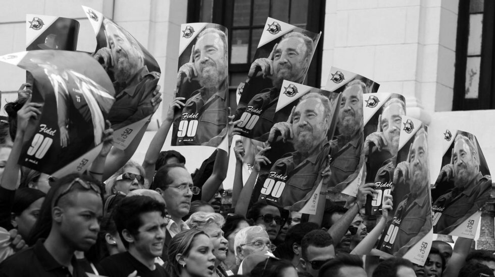 Cientos de cubanos aclaman a Fidel Castro y muestran su imagen en las manos.