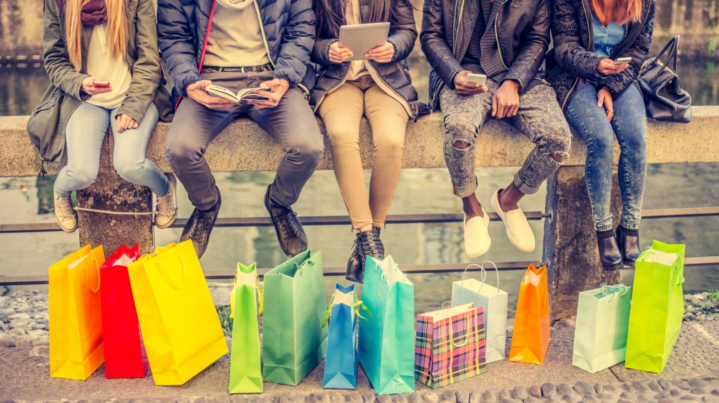 Cinco personas con varias bolsas.