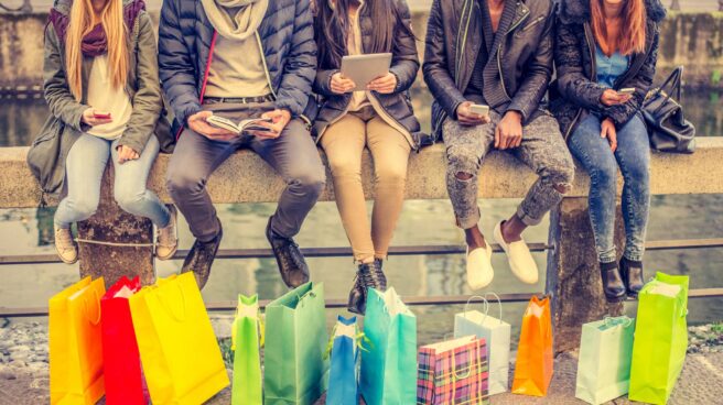 Cinco personas con varias bolsas. Cinco personas con varias bolsas.