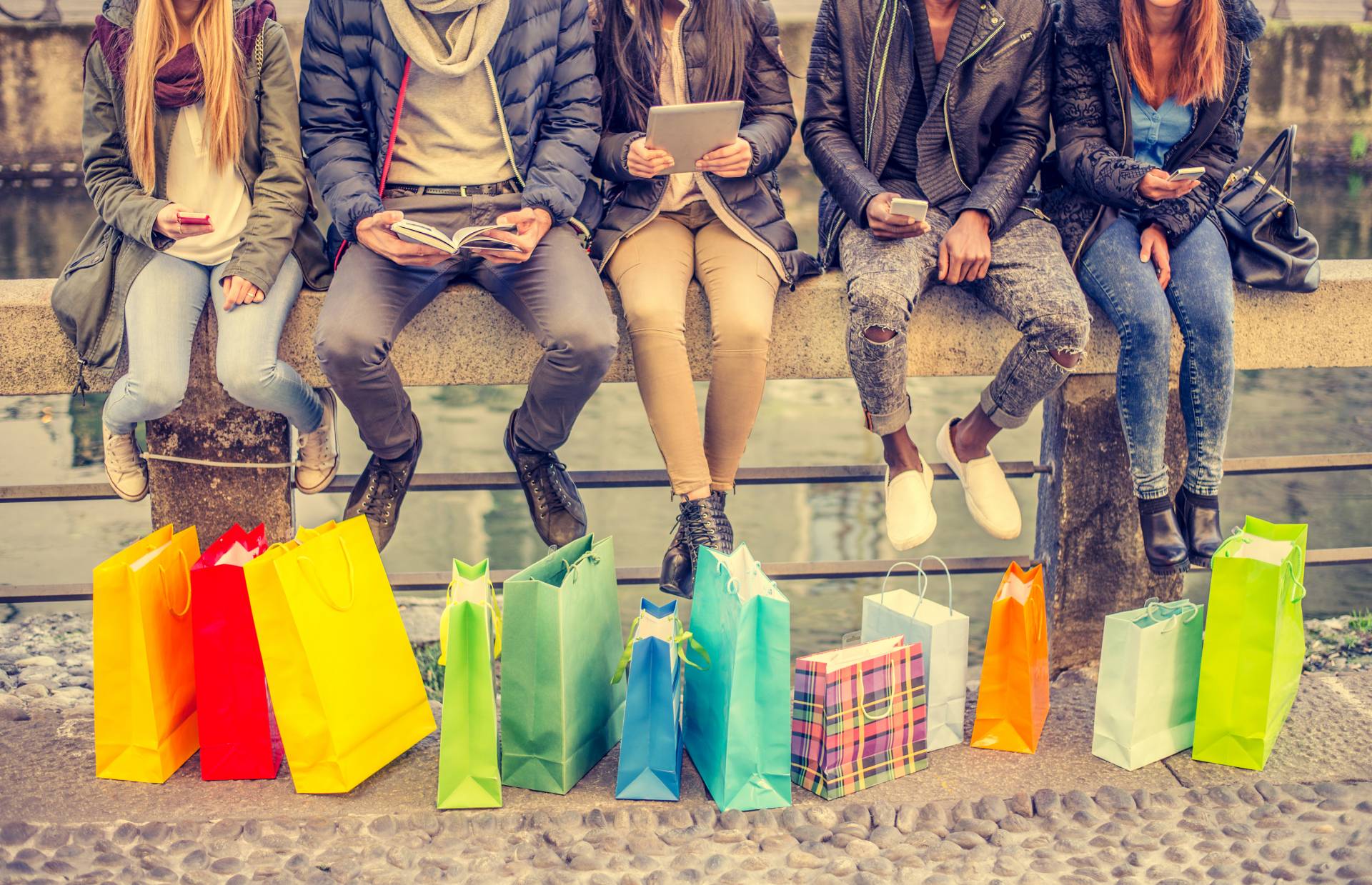 Cinco personas con varias bolsas.