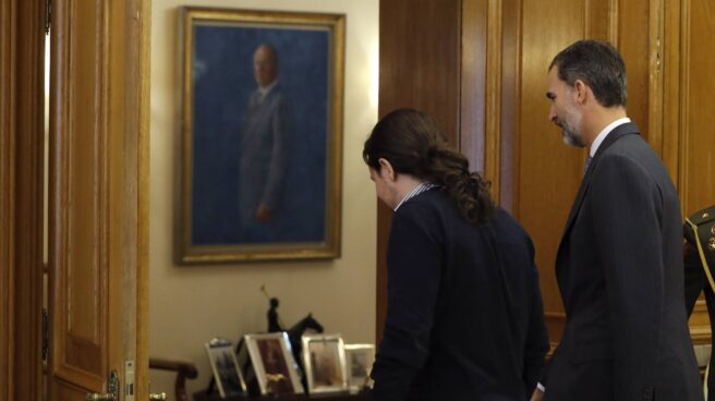 Pablo Iglesias, junto al Rey Felipe VI.