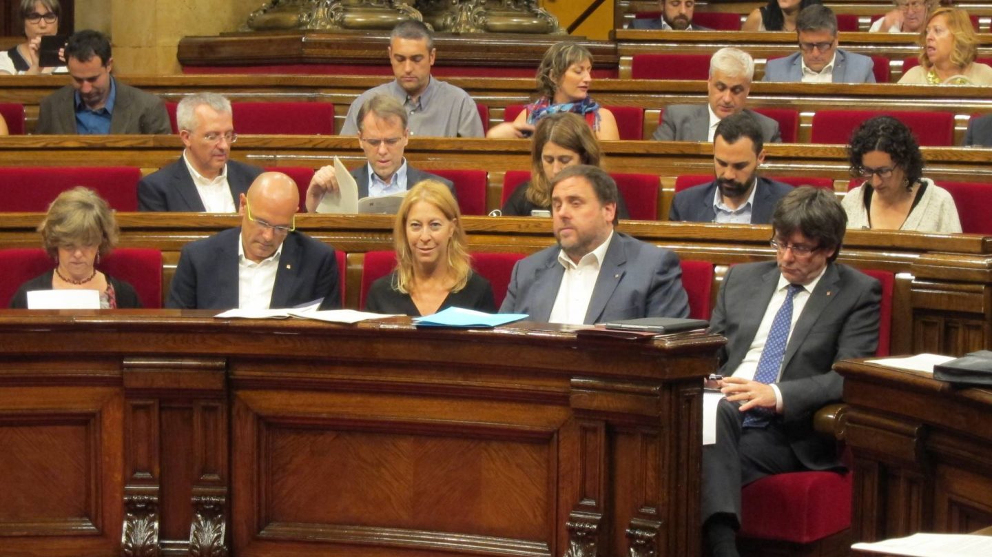 Junts pel Sí y la CUP han pedido un pleno extraordinario este viernes para avanzar en la preparación del referéndum de independencia.