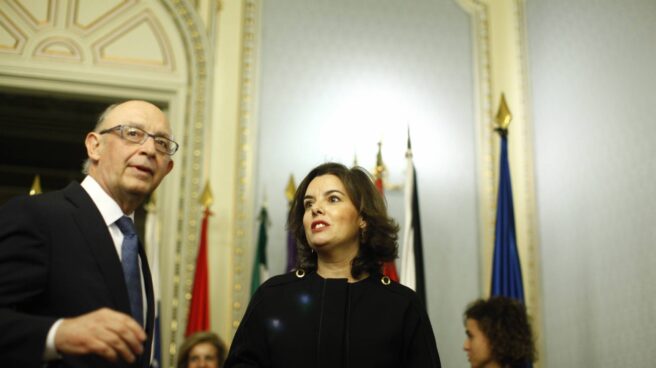 Cristóbal Montoro y Soraya Sáenz de Santamaría, durante el traspaso de las competencias territoriales. Cristóbal Montoro y Soraya Sáenz de Santamaría, durante el traspaso de las competencias territoriales.