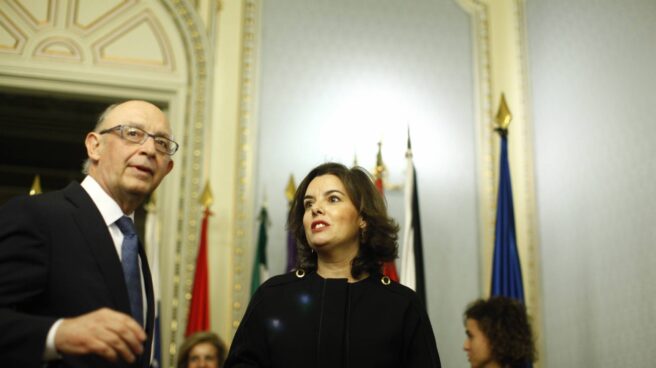 Cristóbal Montoro y Soraya Sáenz de Santamaría, durante el traspaso de las competencias territoriales.