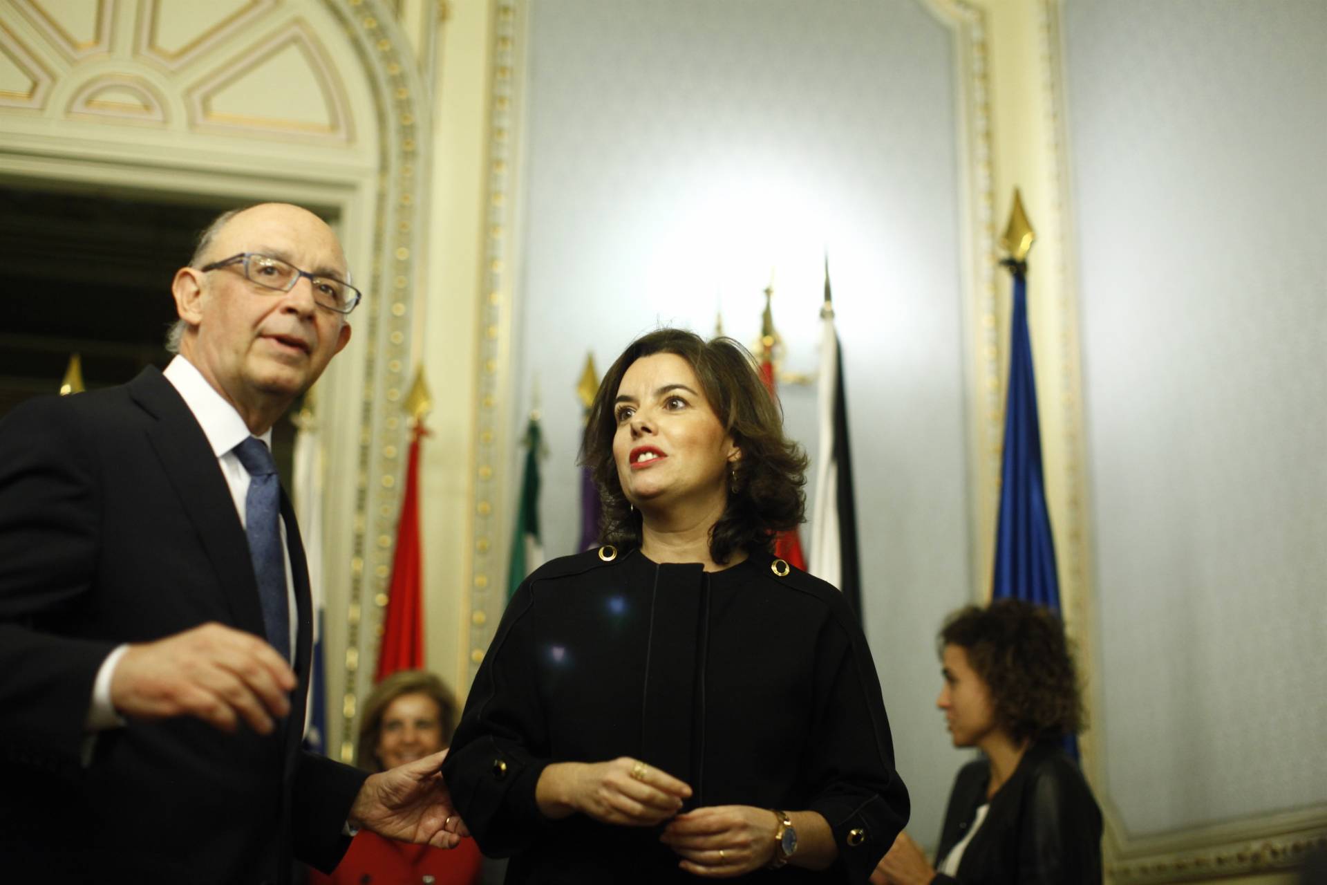 Cristóbal Montoro y Soraya Sáenz de Santamaría, durante el traspaso de las competencias territoriales.