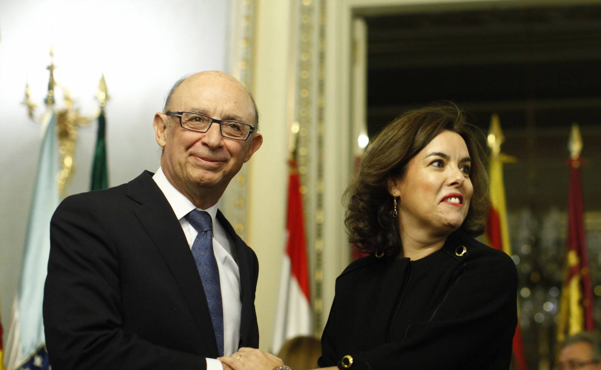 El ministro de Hacienda, Cristóbal Montoro, y la vicepresidenta del Gobierno, Soraya Sáenz de Santamaría