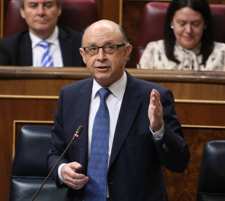 Montoro araña otros 900 millones en 2017 con un plan de ahorro en la Administración