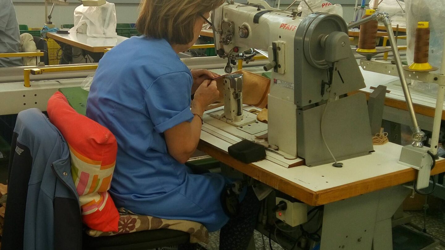 Una mujer trabaja en una fábrica de zapatos de Elche