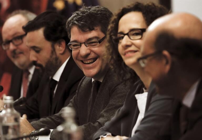 El Gobierno quiere que el bono social lo paguen las eléctricas… y 200 empresas más