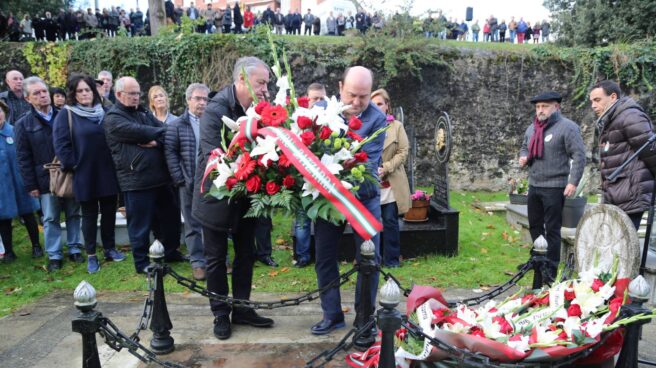 El lehendakari Iñigo Urkullu y el presidente del PNV, Andoni Ortuzar, depositando flores en la tumba de Sabino Arana en Sukarrieta (Vizcaya).