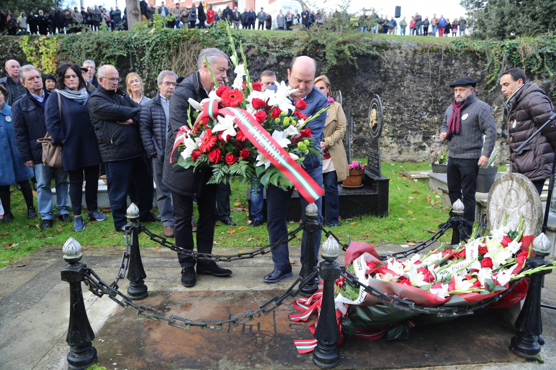 El lehendakari Iñigo Urkullu y el presidente del PNV, Andoni Ortuzar, depositando flores en la tumba de Sabino Arana en Sukarrieta (Vizcaya).